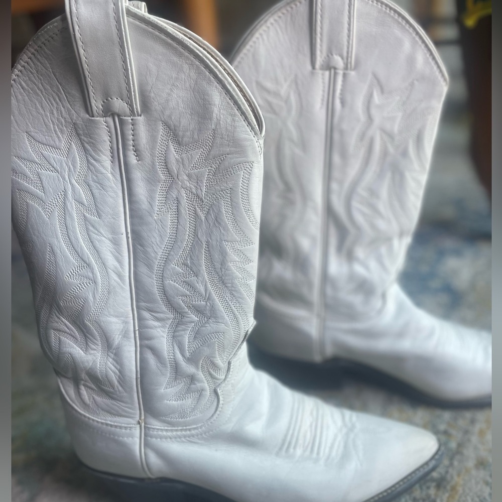 Preloved white leather Justin boots. Women’s 6B.